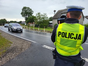 policjant kontroluje prędkość aut