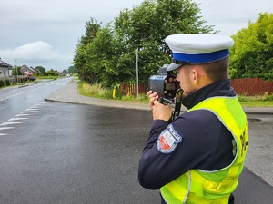 policjant kontroluje prędkość aut
