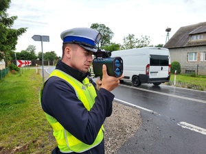 policjant kontroluje prędkość aut