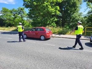 policjanci kontrolują trzeźwość kierowców