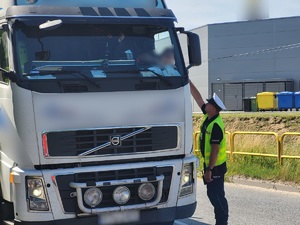 policjant kontroluje trzeźwość kierowców