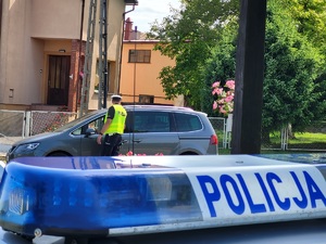 policjant kontroluje trzeźwość kierowców