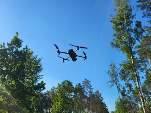 dron unosi się w powietrzu