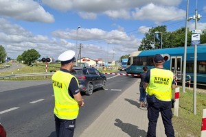 policjanci czuwają nad bezpieczeństwem w rejonie przejazdu kolejowego