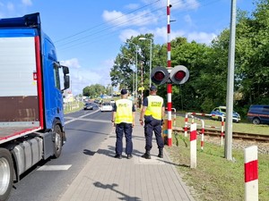 policjanci czuwają nad bezpieczeństwem w rejonie przejazdu kolejowego