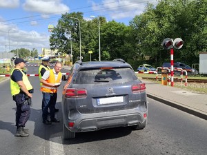 policjanci czuwają nad bezpieczeństwem w rejonie przejazdu kolejowego