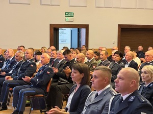 policjanci uczestniczą w uroczystości