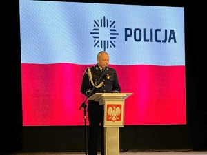 przemawia policjant na scenie