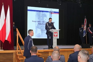 przemawia policjant na scenie