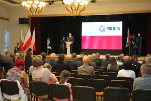 przemawia policjant na scenie