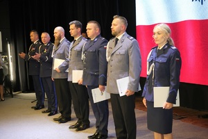 policjanci pozują do zdjęcia