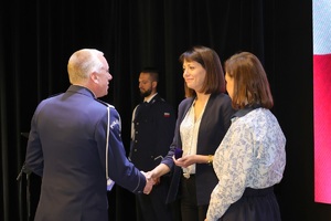 osoba odbiera gratulacje