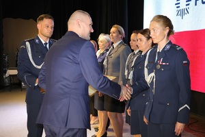 policjantki odbierają gratulacje
