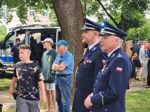 policjanci uczestniczą w pikniku