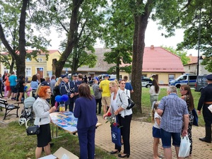 policjanci uczestniczą w pikniku