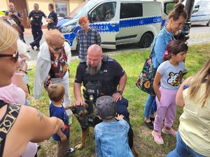 policjanci uczestniczą w pikniku