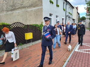 policjanci uczestniczą w historycznym zwiedzaniu miasta