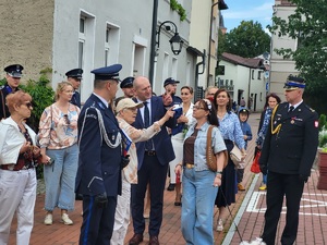 policjanci uczestniczą w historycznym zwiedzaniu miasta