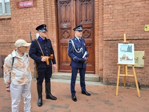 policjanci uczestniczą w historycznym zwiedzaniu miasta