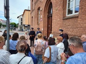 policjanci uczestniczą w historycznym zwiedzaniu miasta