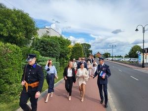 policjanci uczestniczą w historycznym zwiedzaniu miasta