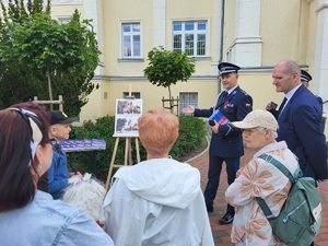 policjanci uczestniczą w historycznym zwiedzaniu miasta