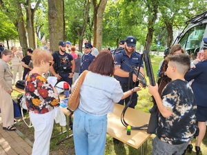 policjanci uczestniczą w pikniku