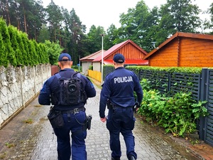 policjanci patrolują pieszo ulice