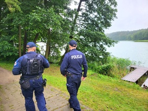 policjanci patrolują pieszo ulice