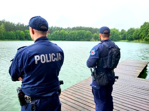 policjanci patrolują pieszo miejsca rekreacji