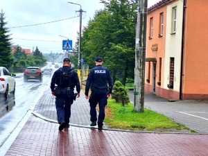 policjanci patrolują pieszo ulice