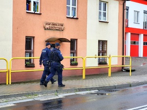 policjanci patrolują pieszo ulice