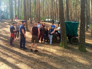policjant rozmawia z harcerzami