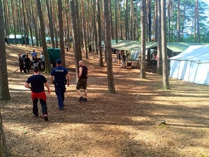 policjant rozmawia z harcerzami
