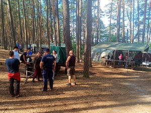 policjant rozmawia z harcerzami