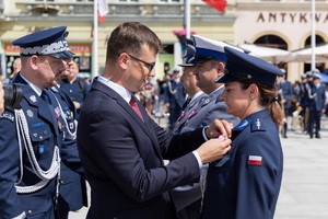 policjantka odbiera odznaczenie