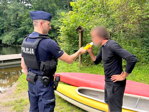 policjant kontroluje trzeźwość kajakarzy