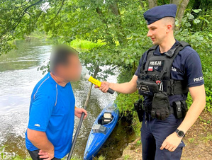 policjant kontroluje trzeźwość kajakarzy