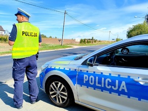 policjant kontroluje prędkość - zdjęcie poglądowe
