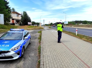 policjant kontroluje prędkość - zdjęcie poglądowe