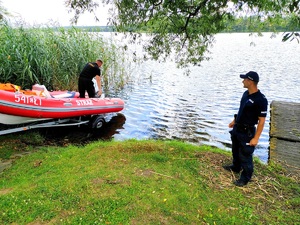 policjanci i strażacy czuwają nad bezpieczeństwem turystów