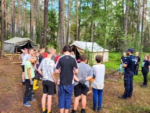 policjant rozmawia z harcerzami o bezpieczeństwie
