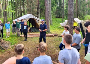 policjant rozmawia z harcerzami o bezpieczeństwie