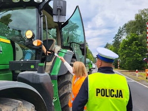 mundurowi biorą udział w akcji &quot;Bezpieczny przejazd&quot;