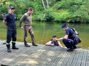 mundurowi prowadzą działania profilaktyczne nad akwenami