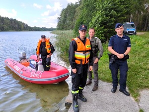 mundurowi prowadzą działania profilaktyczne nad akwenami