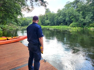 mundurowi prowadzą działania profilaktyczne nad akwenami