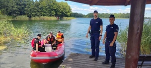 Policjanci i strażacy na wodzie