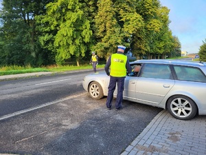 Policjant sprawdza stan trzeźwości