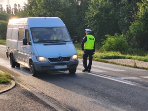 Policjant podchodzi do pojazdu